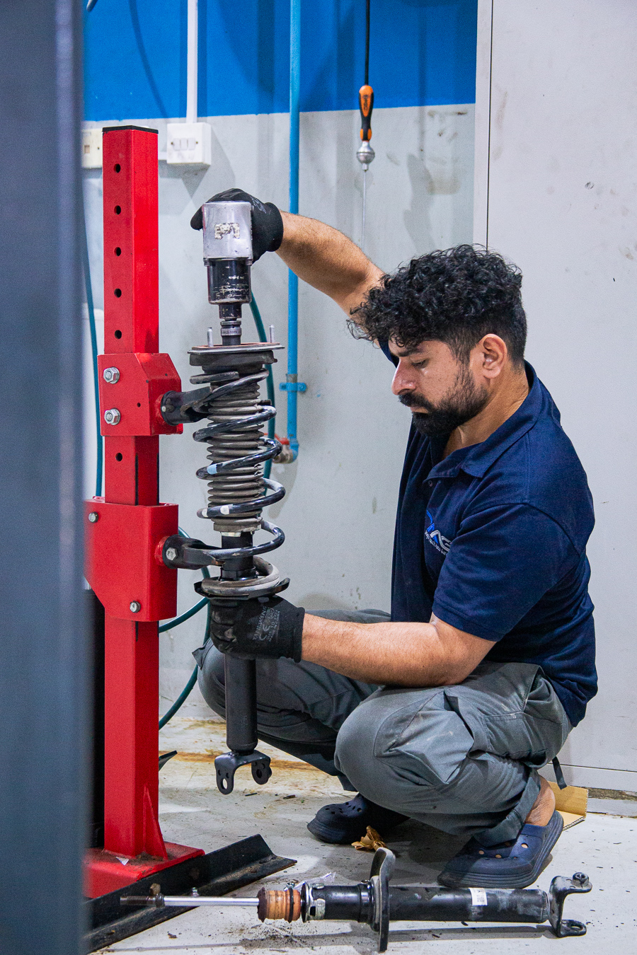Compresor pentru arc si ansamblu amortizor auto intr-un atelier